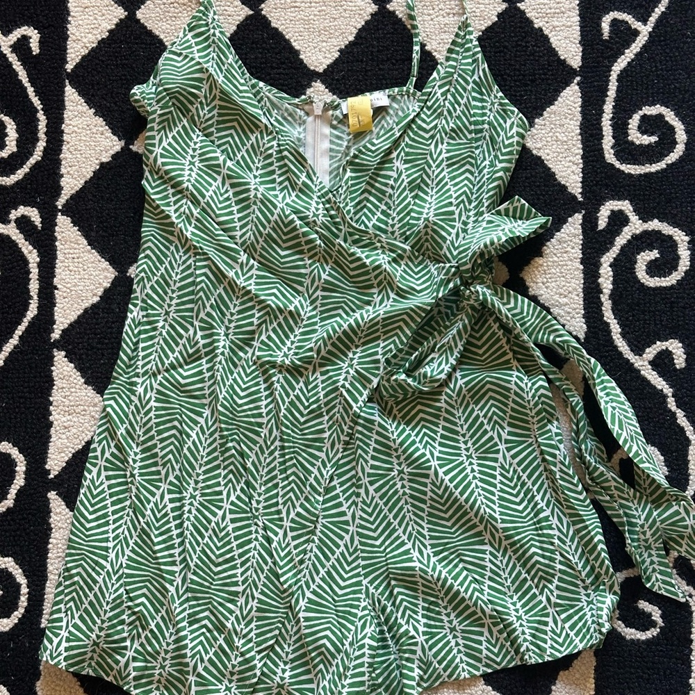 Gianni Bini Green and White Leaf Print Romper with Tie Wrap on side Size Med
